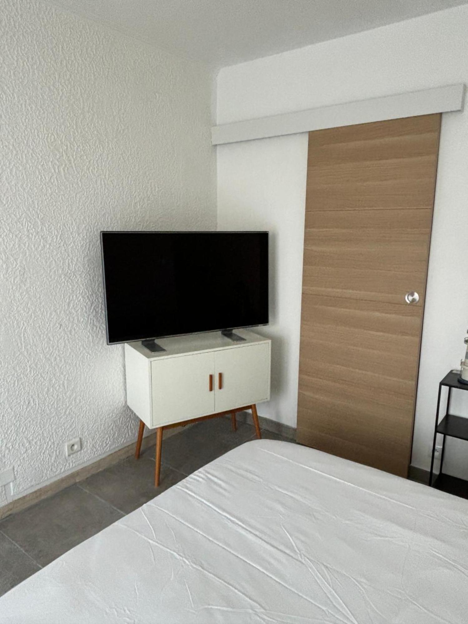 Studio Spacieux Avec Patio En Centre Ville Кавалер-сюр-Мер Екстер'єр фото